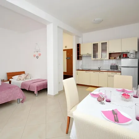 Apartment Roza *