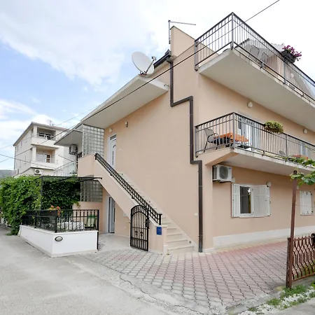 Apartment Roza *